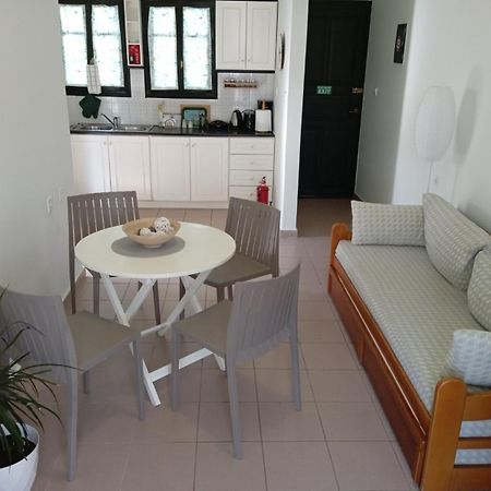 Phoeve Apt-Lovely 1-Br Rental Near The Beach Kalathas Exterior foto